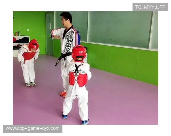 跆拳道裁判在线直播解说新判罚规则，粉丝互动积极