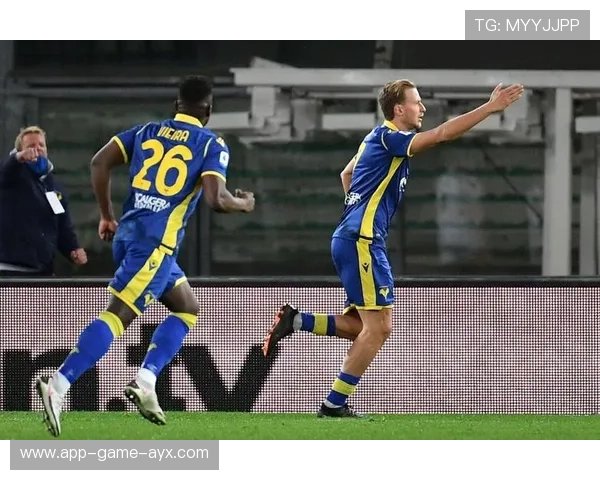 足球意甲中路飞铲断球组织反击形成配合 足球意甲中路飞铲断球组织反击形成配合