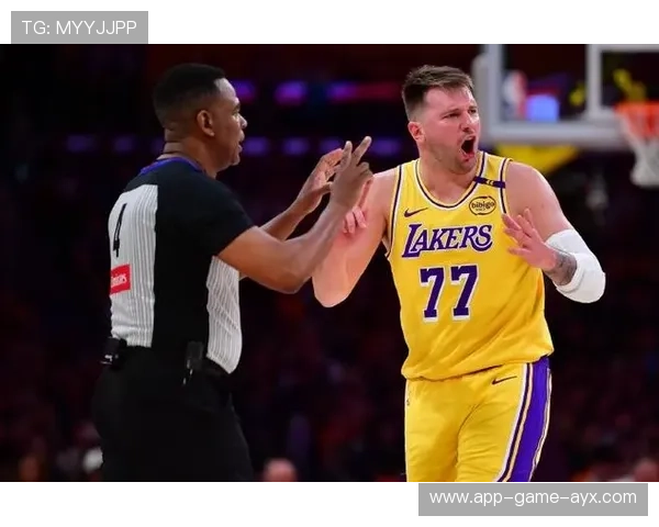 东契奇怒砸球鞋：裁判太离谱