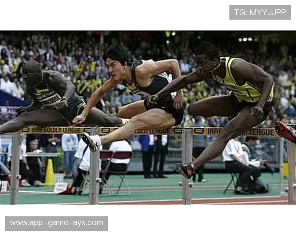 田径百米飞人大步流星冲破终点线