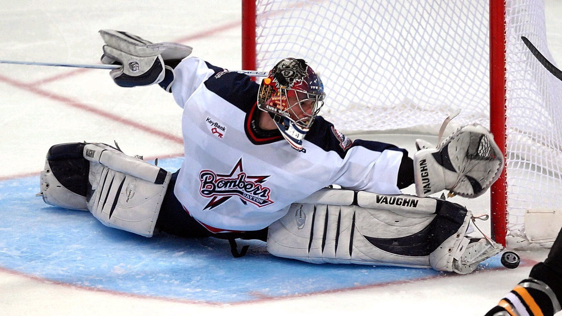 大学生“寝室到操场”百米冲刺趣味赛